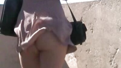 Gina Valentina hoz egy dildo, hogy segítsen neki maszti műfasszal a nehéz orgazmus